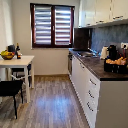 Apartment Tora For 2 With Private Parking, Near Centar And Sea