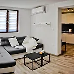 Apartment Tora For 2 With Private Parking, Near Centar And Sea
