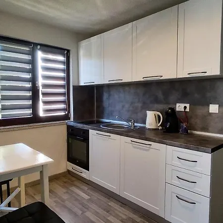 Apartment Tora For 2 With Private Parking, Near Centar And Sea